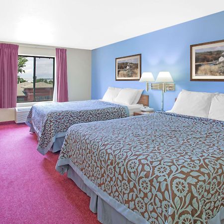 Days Inn By Wyndham Madison Ne/Windsor Екстериор снимка