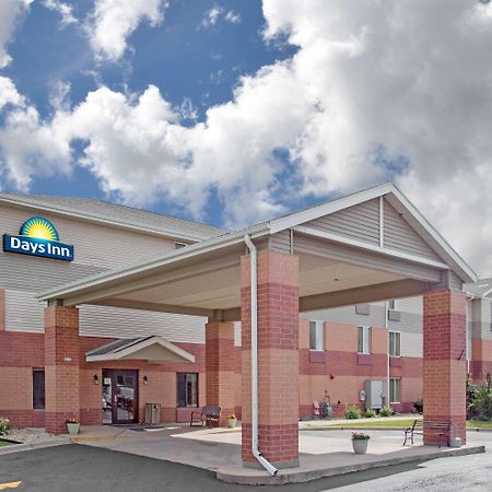 Days Inn By Wyndham Madison Ne/Windsor Екстериор снимка