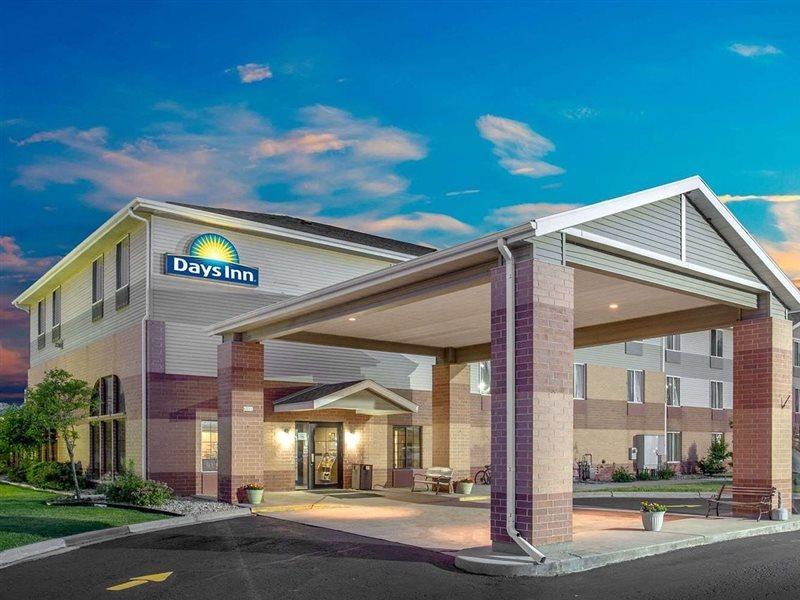 Days Inn By Wyndham Madison Ne/Windsor Екстериор снимка