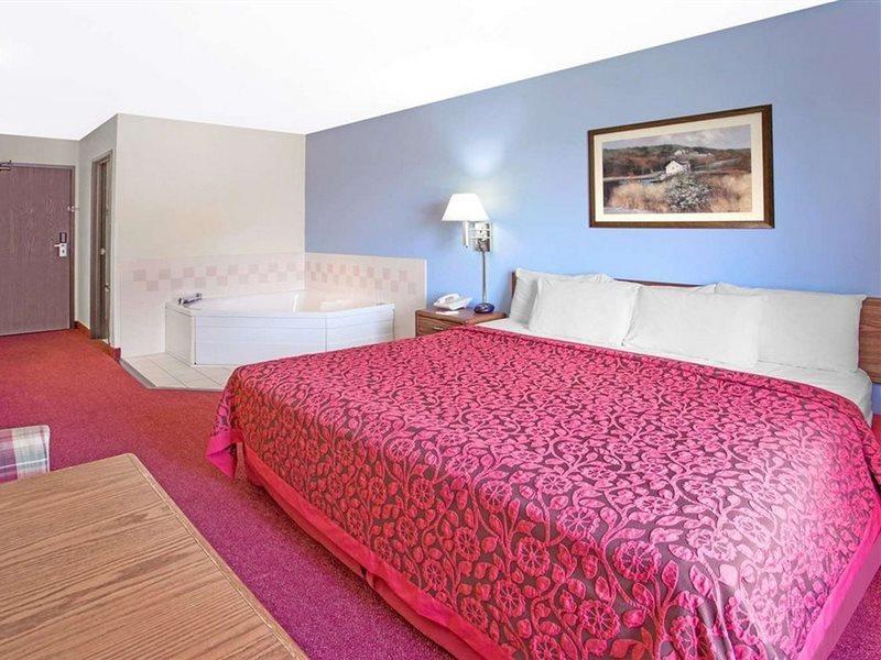 Days Inn By Wyndham Madison Ne/Windsor Екстериор снимка