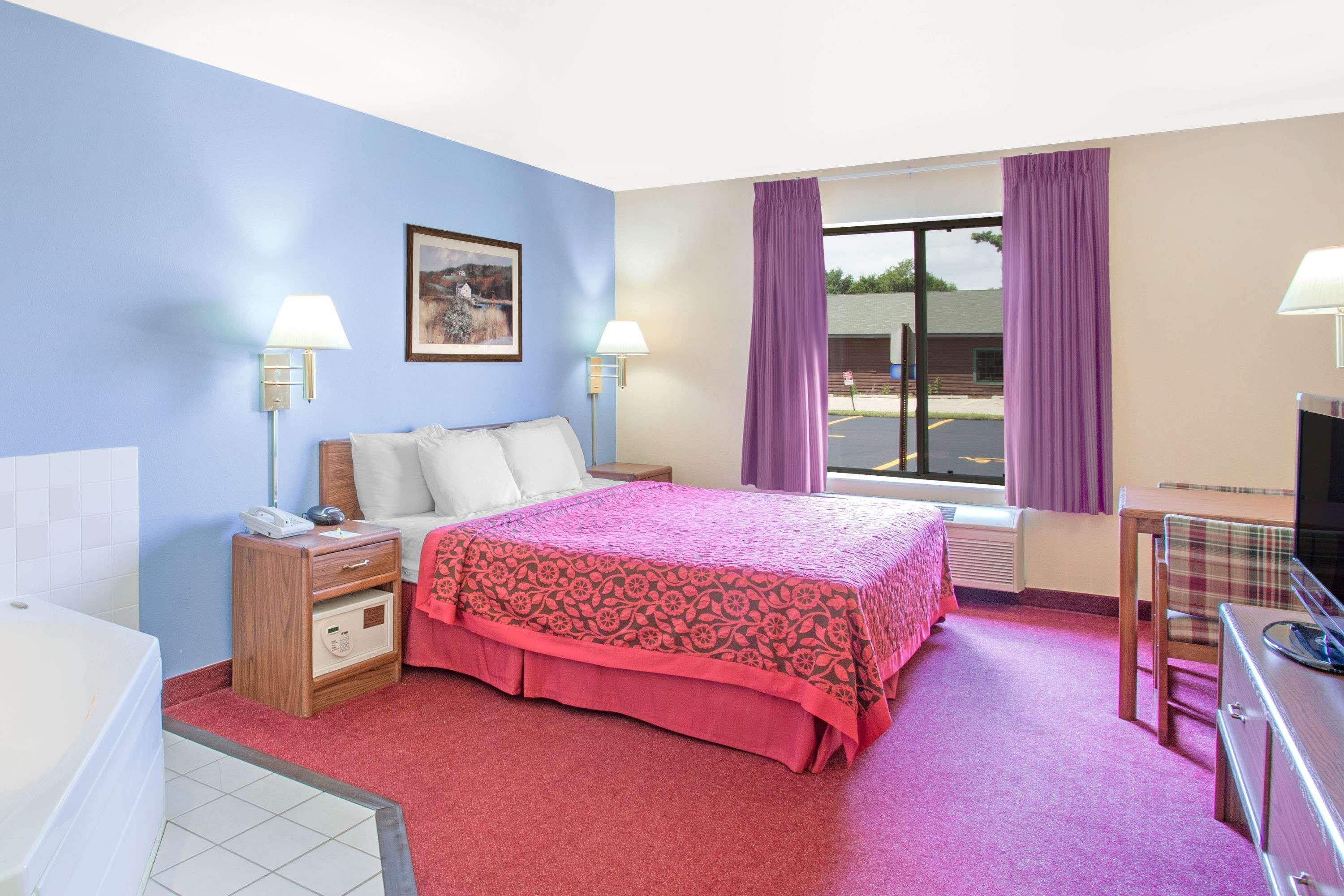 Days Inn By Wyndham Madison Ne/Windsor Екстериор снимка