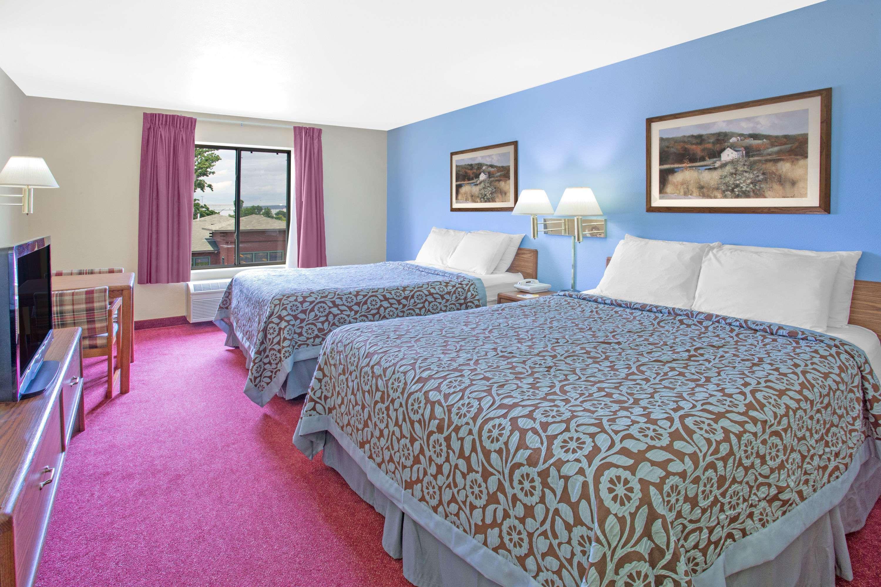 Days Inn By Wyndham Madison Ne/Windsor Екстериор снимка