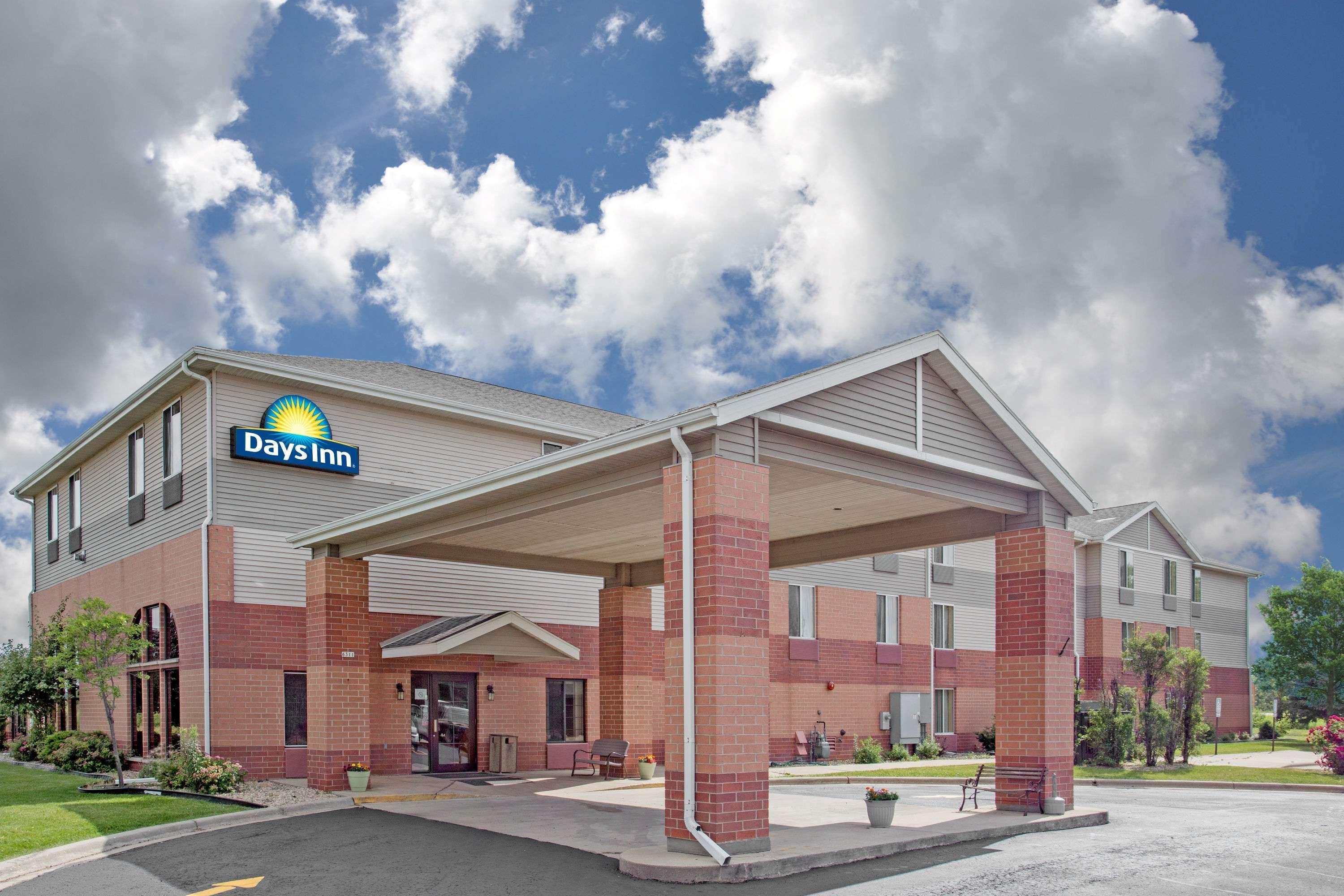 Days Inn By Wyndham Madison Ne/Windsor Екстериор снимка