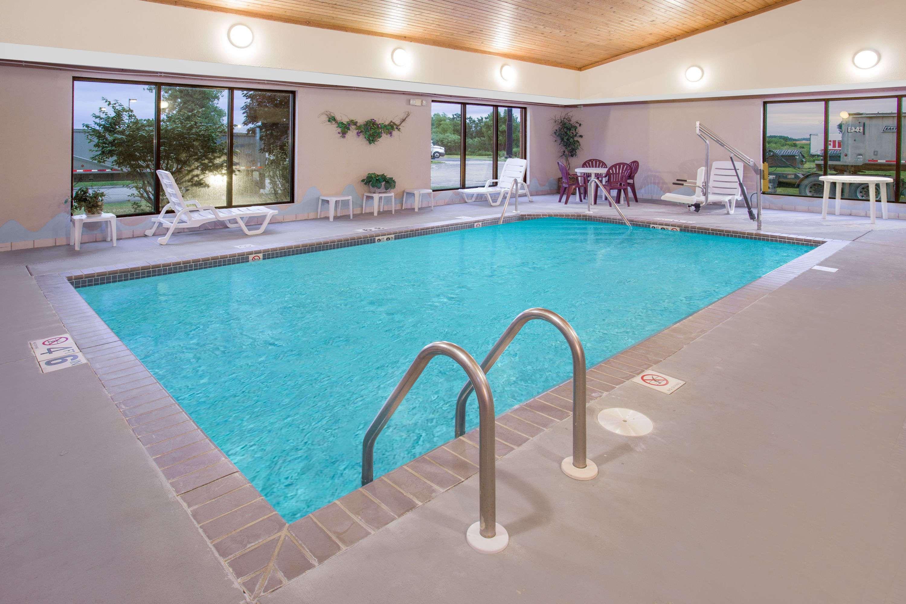 Days Inn By Wyndham Madison Ne/Windsor Екстериор снимка