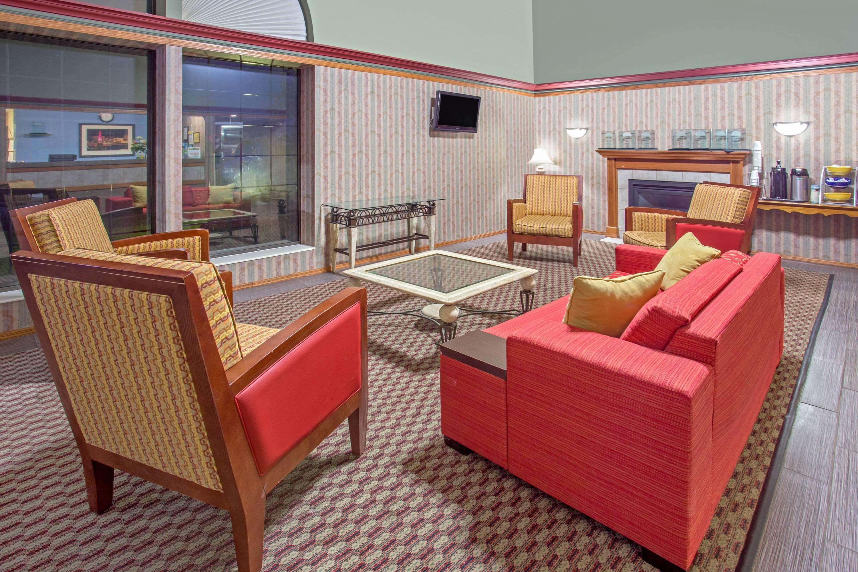Days Inn By Wyndham Madison Ne/Windsor Екстериор снимка