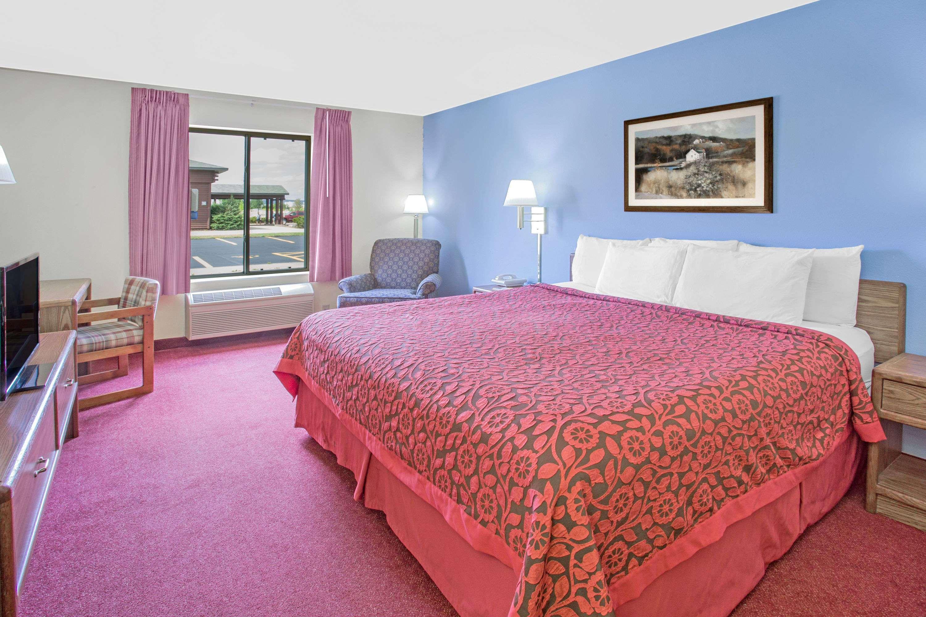 Days Inn By Wyndham Madison Ne/Windsor Екстериор снимка