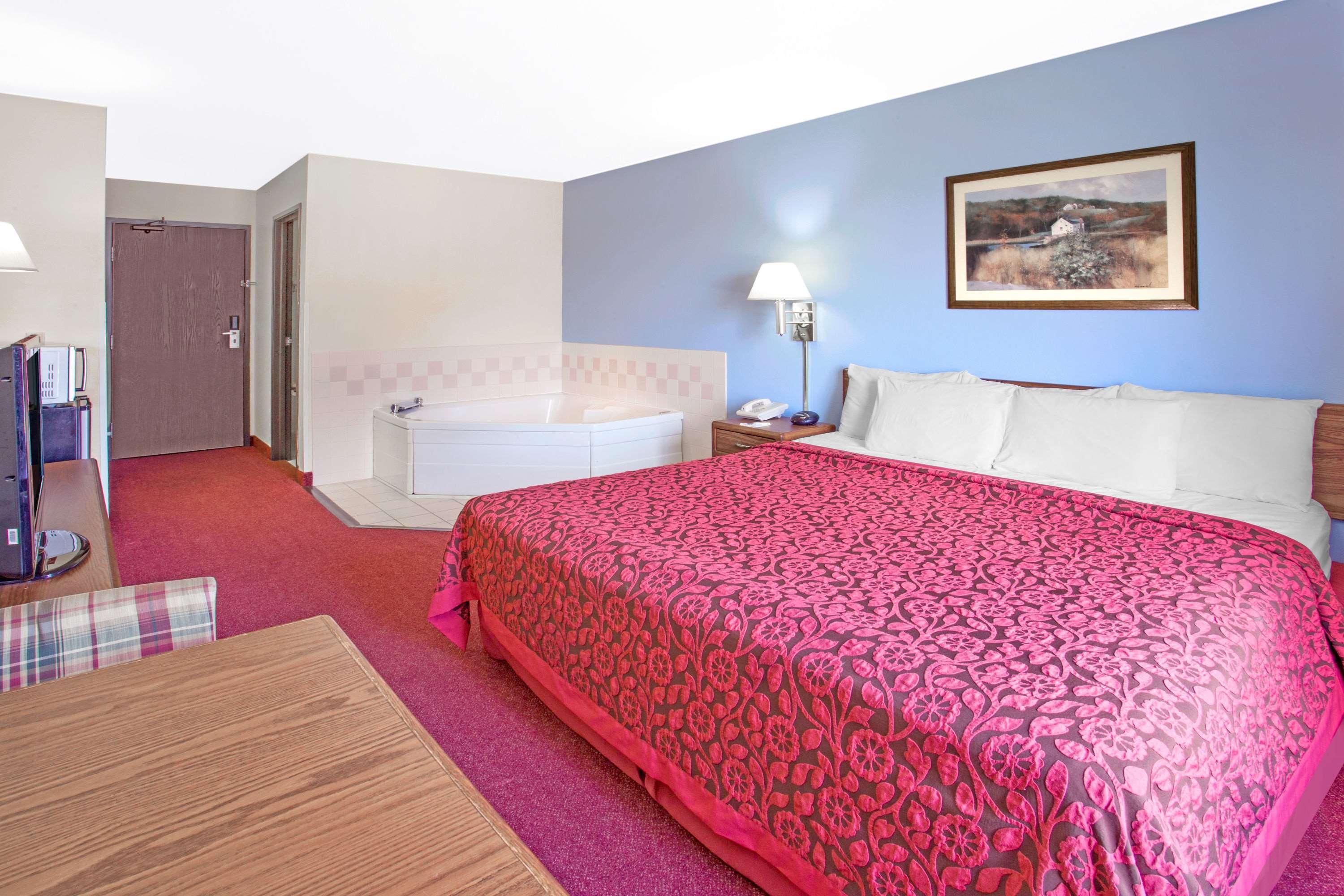Days Inn By Wyndham Madison Ne/Windsor Екстериор снимка