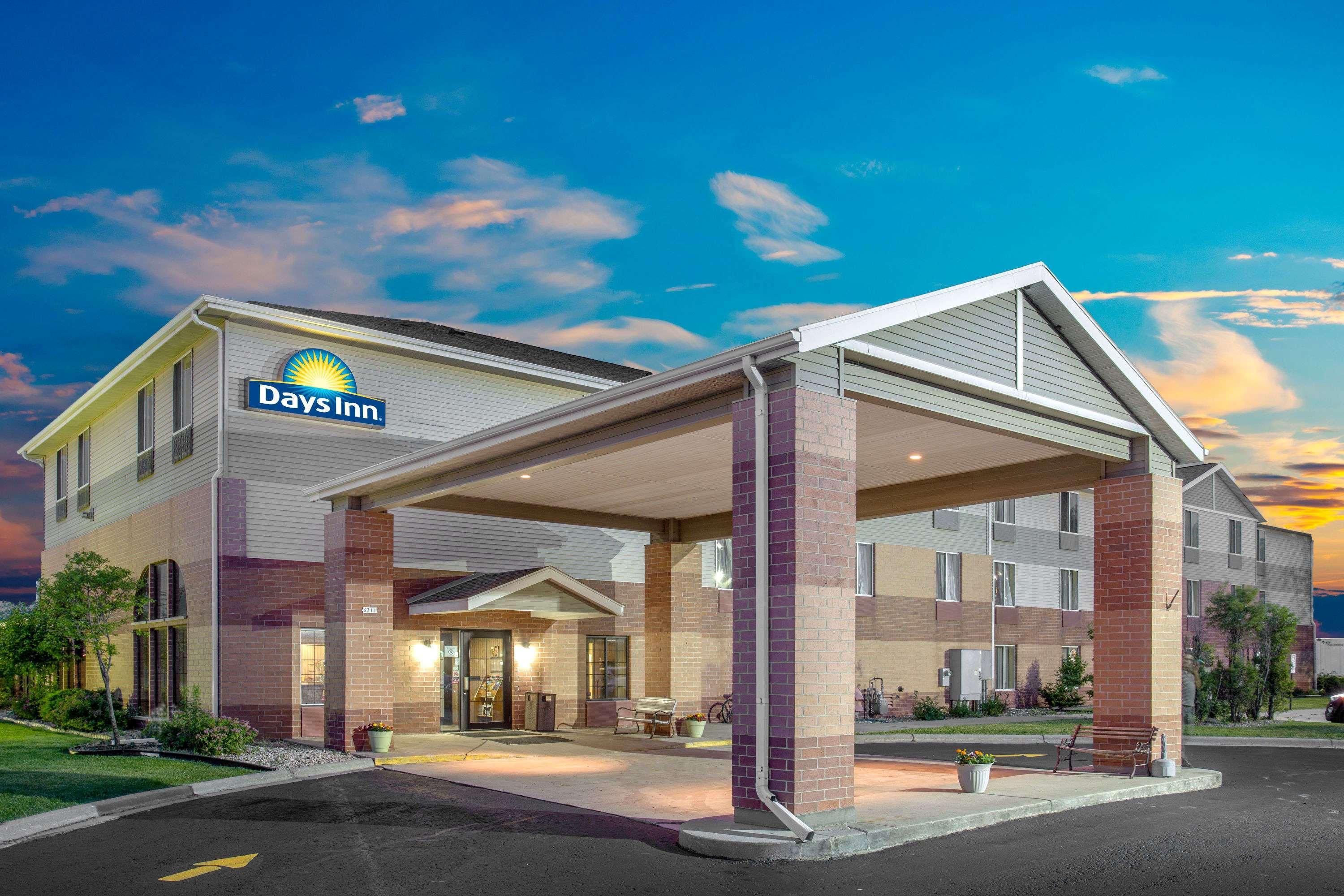 Days Inn By Wyndham Madison Ne/Windsor Екстериор снимка
