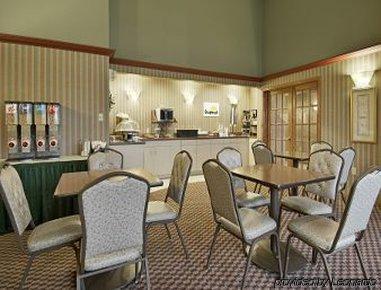Days Inn By Wyndham Madison Ne/Windsor Ресторант снимка