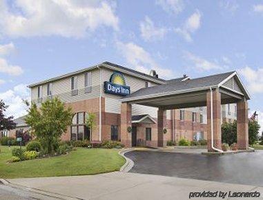 Days Inn By Wyndham Madison Ne/Windsor Екстериор снимка